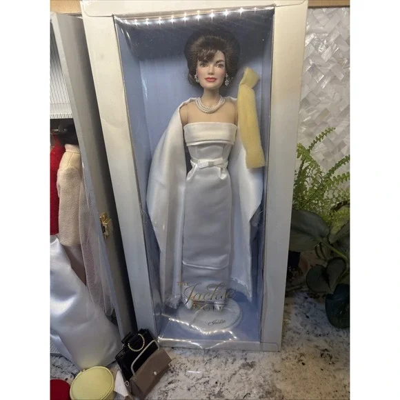 Franklin Mint Jackie Kennedy Doll with Wardrobe Trunk Outfits Accessories Book - Picture 15 of 16